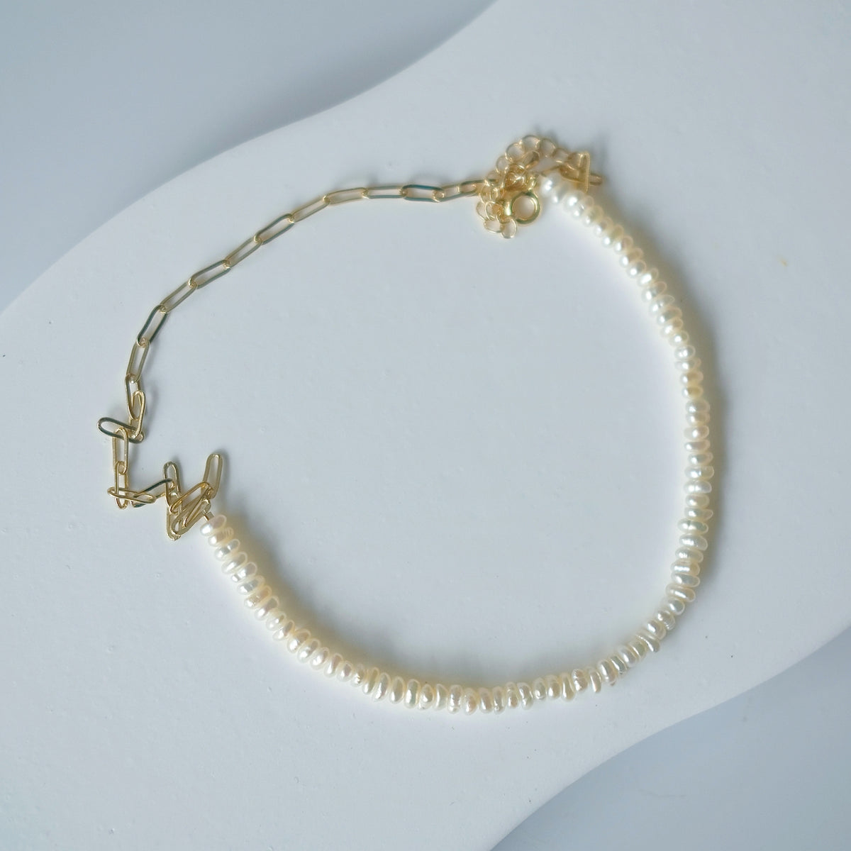 Armonía de perlas y oro: collar de cadena con clip chapado en oro y perlas de agua dulce 