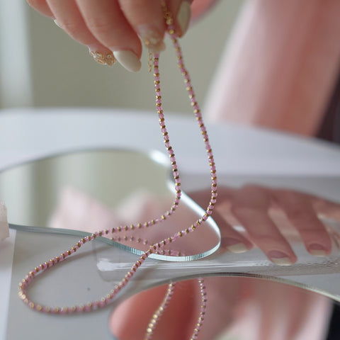 Elegancia ruborizada: collar de turmalina rosa con cuentas de hematita bañadas en oro 