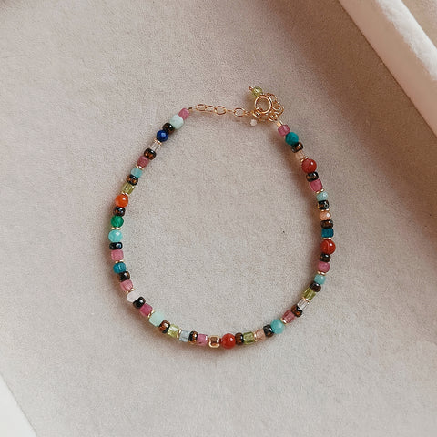 Pulsera colorida con cuentas mixtas de caleidoscopio, detalles dorados y mezcla de piedras preciosas 