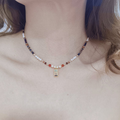 Suerte de la reina boho: collar colgante chapado en oro hecho a mano con perlas de agua dulce y mezcla de piedras preciosas 