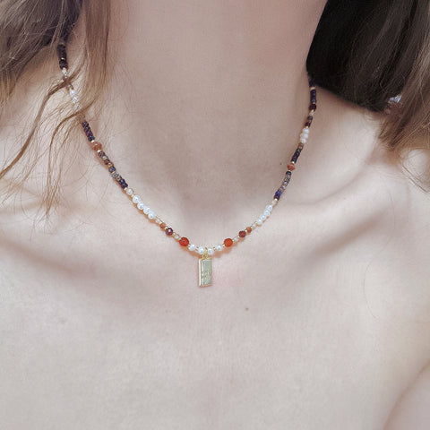 Suerte de la reina boho: collar colgante chapado en oro hecho a mano con perlas de agua dulce y mezcla de piedras preciosas 