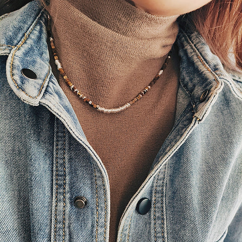 Elegancia terrenal: collar de piedra de ojo de tigre hecho a mano con detalles en plata de ley 