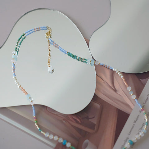 Collar de cuentas Ethereal Breeze con crisoprasa multicolor y turmalina 