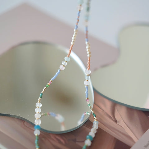 Collar de cuentas Ethereal Breeze con crisoprasa multicolor y turmalina 