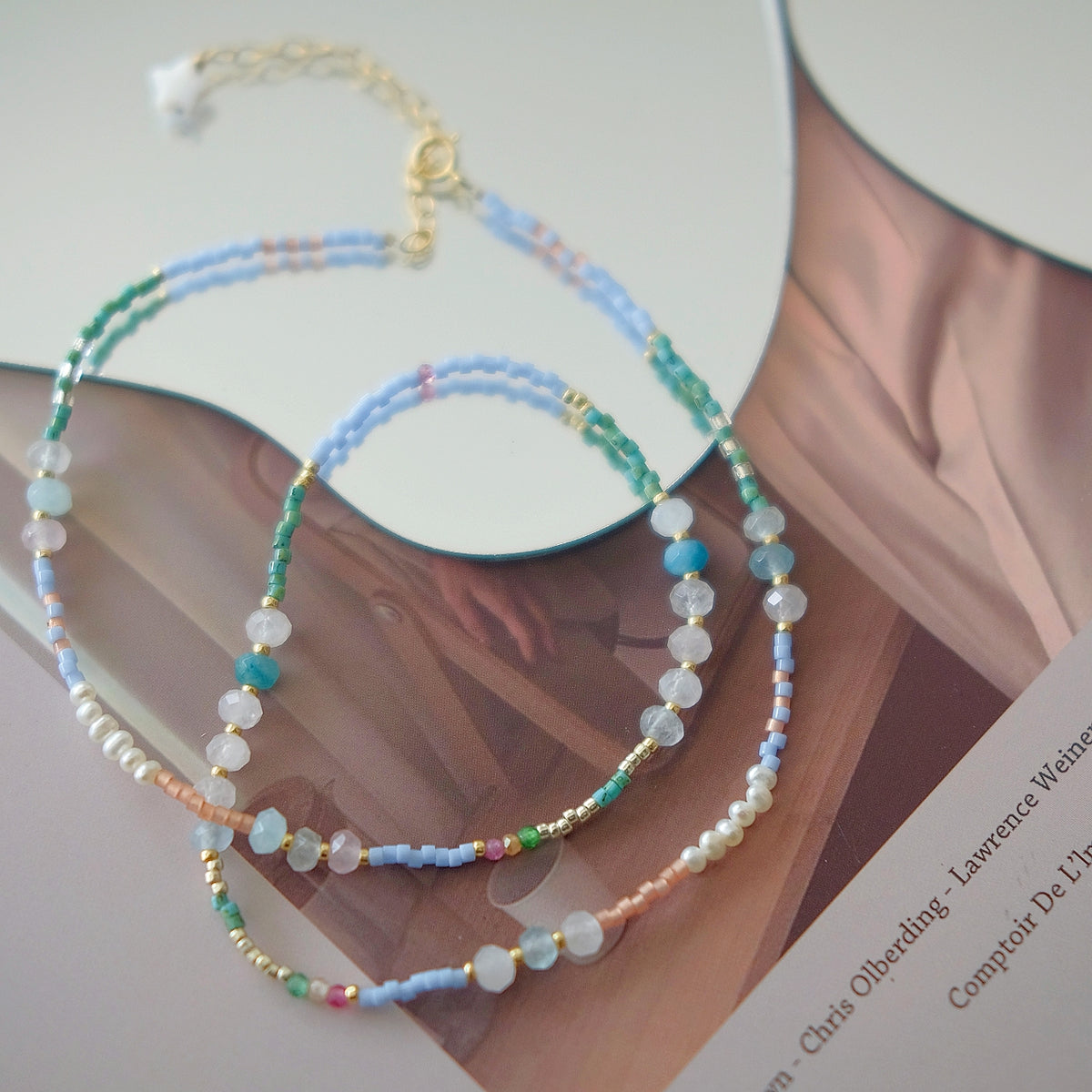 Collar de cuentas Ethereal Breeze con crisoprasa multicolor y turmalina 