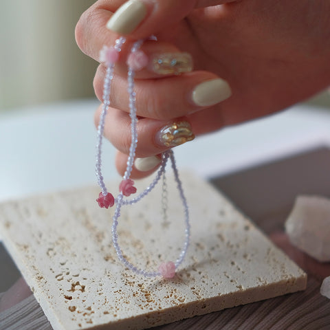 Serenata Romántica: Collar de Amatista Lavanda con Rosas de Coral Sintético Rosa 