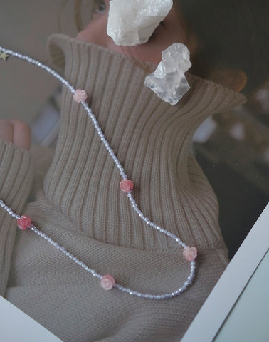 Serenata Romántica: Collar de Amatista Lavanda con Rosas de Coral Sintético Rosa 