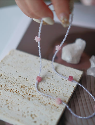 Serenata Romántica: Collar de Amatista Lavanda con Rosas de Coral Sintético Rosa 