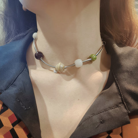 Collar de acero de titanio con eclecticismo audaz con cuentas de cuarzo transparente de resina cerámica 