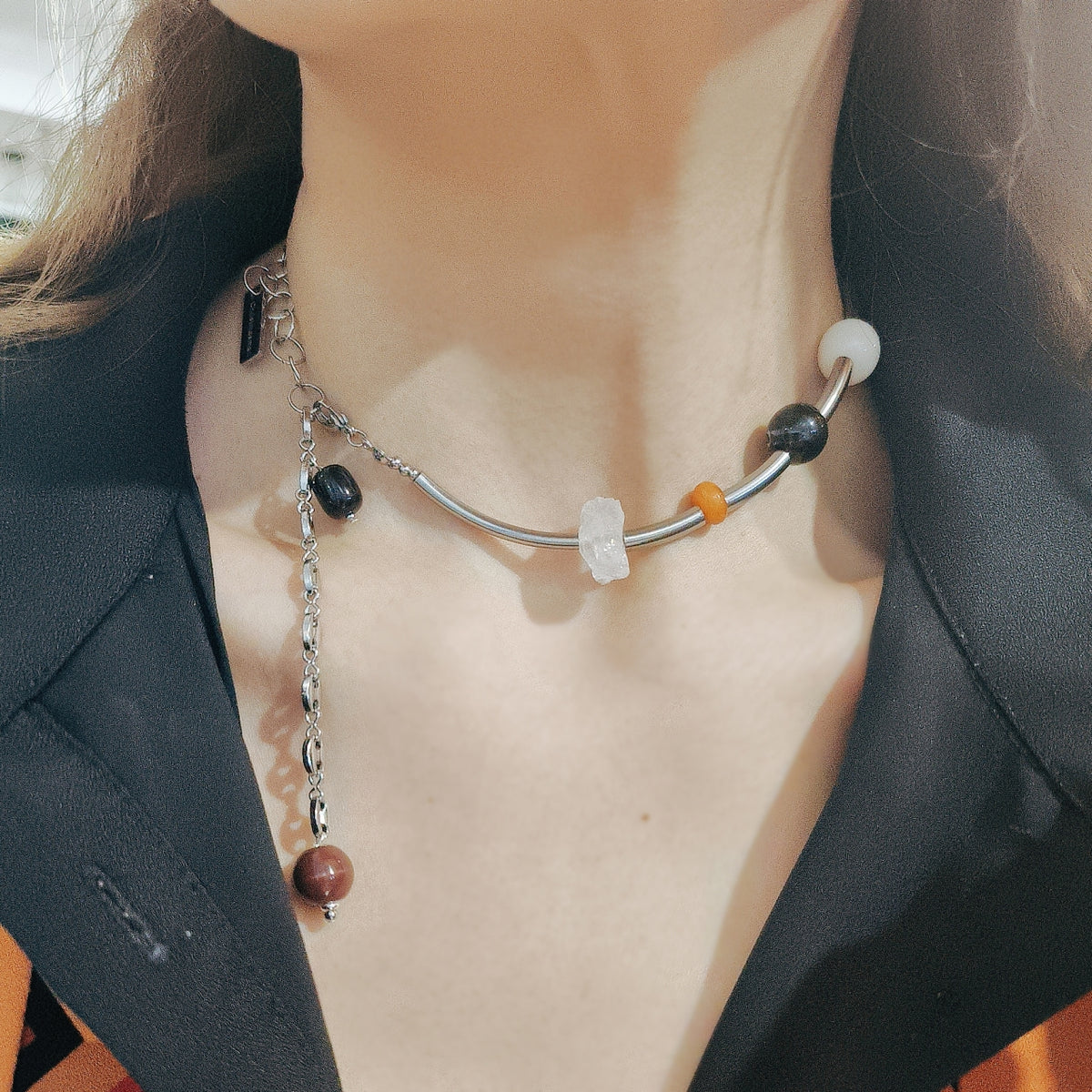 Collar de acero de titanio con eclecticismo audaz con cuentas de cuarzo transparente de resina cerámica 