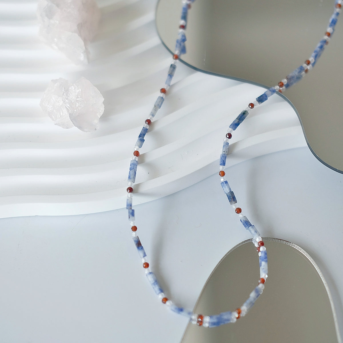 Elegancia Oceánica: Collar de cuentas cuboides de cianita azul con cuarzo transparente y circonita naranja 