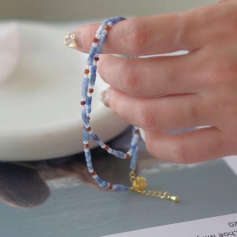 Elegancia Oceánica: Collar de cuentas cuboides de cianita azul con cuarzo transparente y circonita naranja 