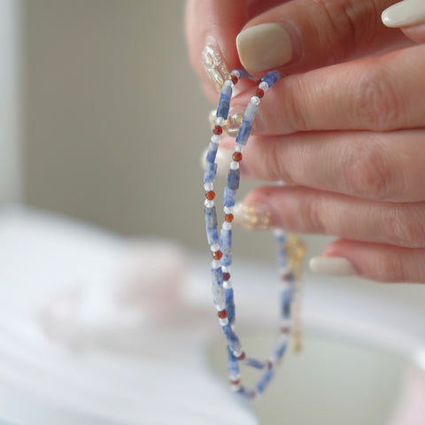 Elegancia Oceánica: Collar de cuentas cuboides de cianita azul con cuarzo transparente y circonita naranja 