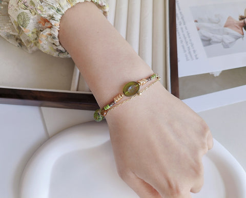 Pulsera de cuentas de dos capas Golden Forest con piedra preciosa de peridoto 