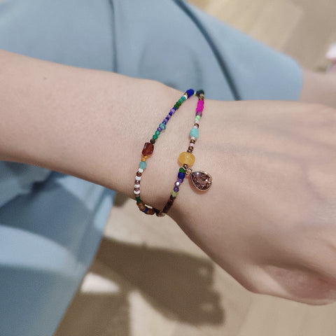 Pulsera de doble capa con mezcla de piedras preciosas y cuentas diversas 