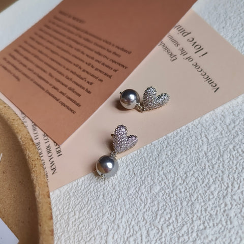 Love in Pearls Stud Earrings: Platinum-Plated Heart with Dark Grey Swarovski Pearl