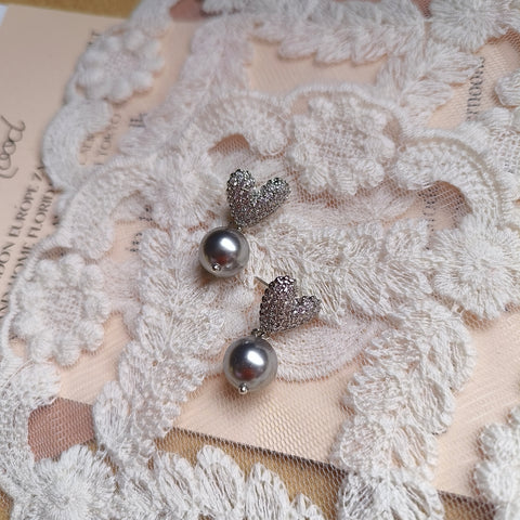 Love in Pearls Stud Earrings: Platinum-Plated Heart with Dark Grey Swarovski Pearl