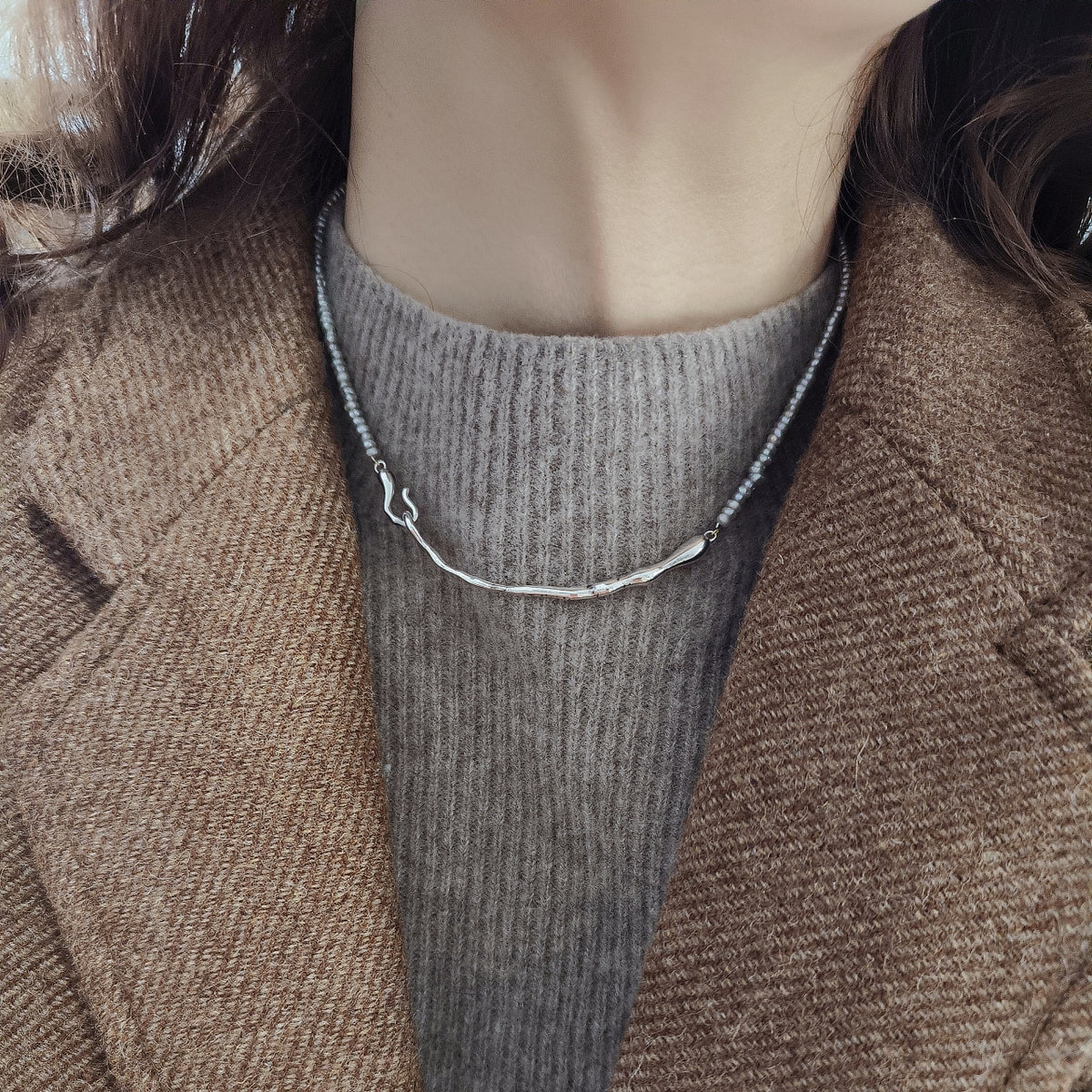 Refined Simplicity Grey Pearl Necklace with Sterling Silver Irregular Streamline