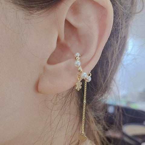 Snowfall Elegance Ear Cuff chapado en oro de 14 k con perlas de Swarovski y cadena larga 