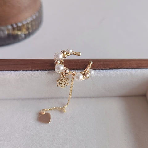 Snowfall Elegance Ear Cuff chapado en oro de 14 k con perlas de Swarovski y cadena larga 