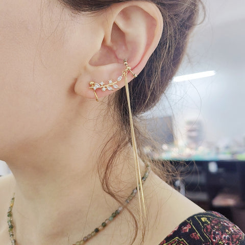 Conjunto de aretes de clip y ear cuff chapados en oro de 14 quilates asimétricos con perlas y circón Floral Whispers 