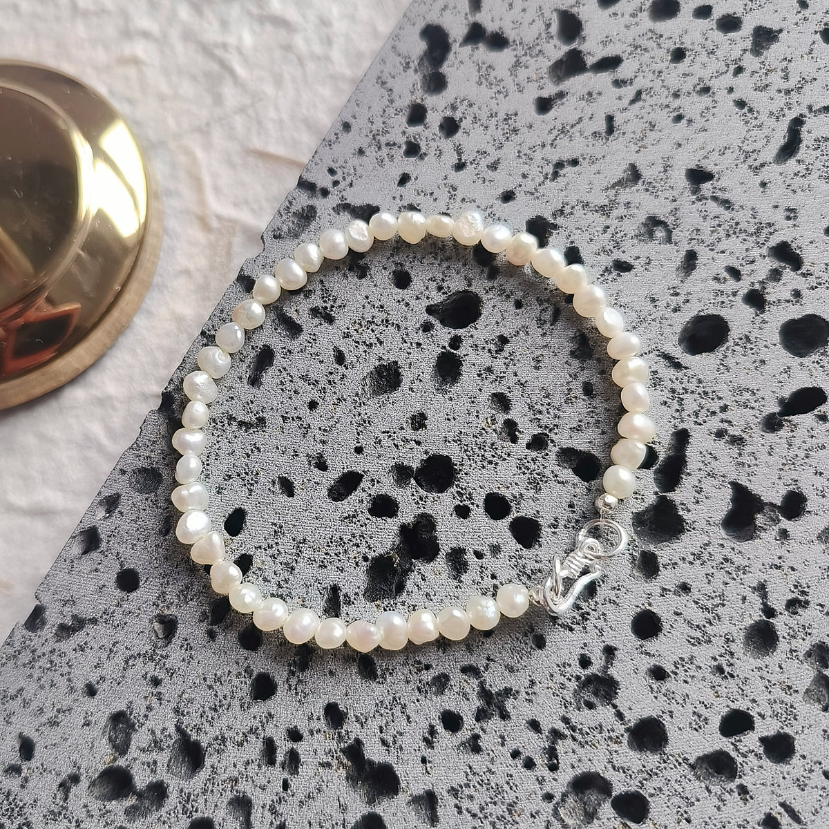 Pearl Luster White Pearl Bracelet with Luminous Silver Closure