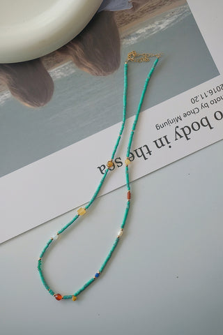 Collar de turquesa verde con múltiples piedras preciosas hecho a mano estilo boho con acento relleno de oro de 14 quilates