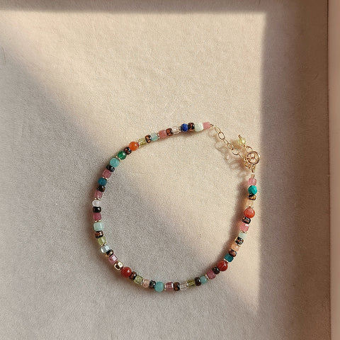 Pulsera colorida con cuentas mixtas de caleidoscopio, detalles dorados y mezcla de piedras preciosas 