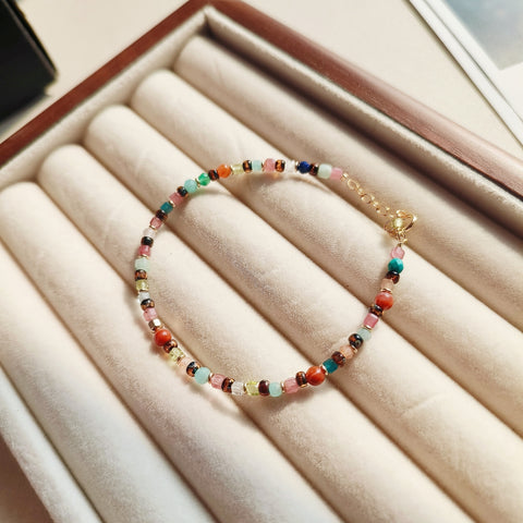 Pulsera colorida con cuentas mixtas de caleidoscopio, detalles dorados y mezcla de piedras preciosas 